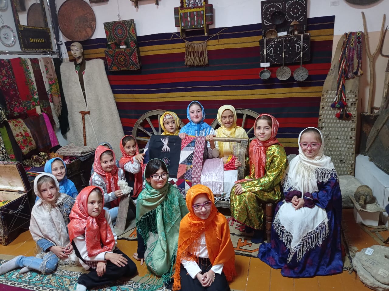 Фото в национальных костюмах.